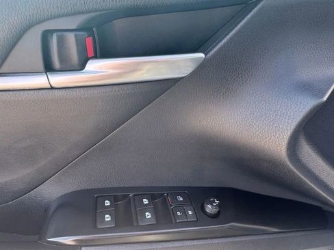 Used 2018 Toyota Camry SE image 12