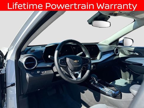 Used 2025 Chevrolet Trax LT w/ LT Convenience Package FWD image 8