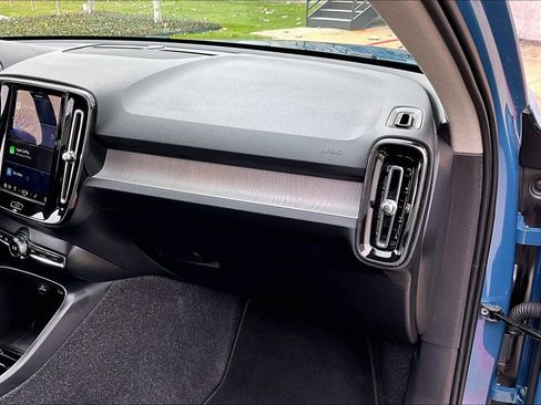 Used 2025 Volvo XC40 B5 Plus image 21