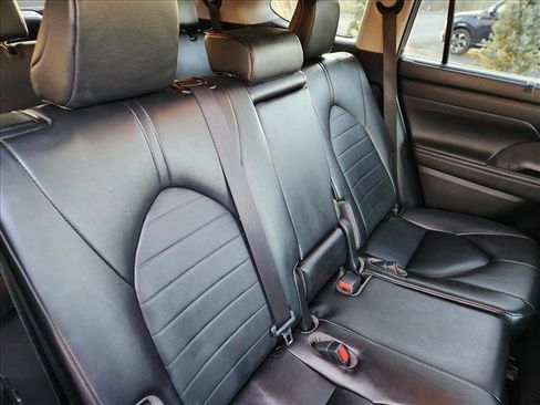 Used 2023 Toyota Highlander XLE image 18