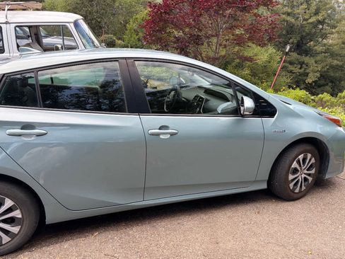 Used 2019 Toyota Prius XLE AWD/4WD image 3