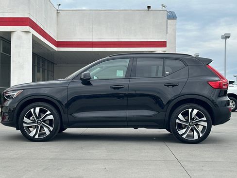Used 2025 Volvo XC40 B5 Plus image 3