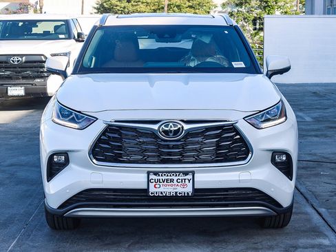 New 2026 Toyota Highlander Platinum AWD/4WD image 2