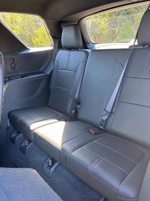 Used 2022 Chevrolet Traverse RS w/ LPO, 'HIT The Road' Package FWD image 10
