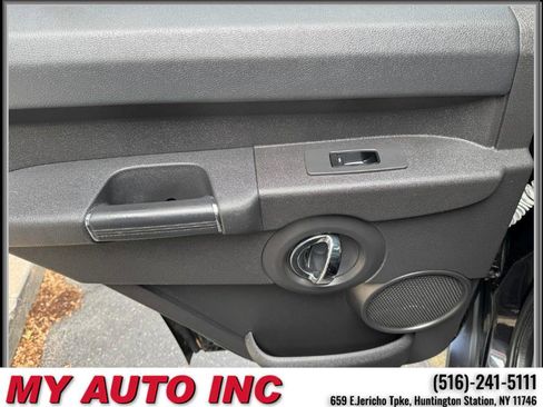 Used 2009 Jeep Commander Limited image 38