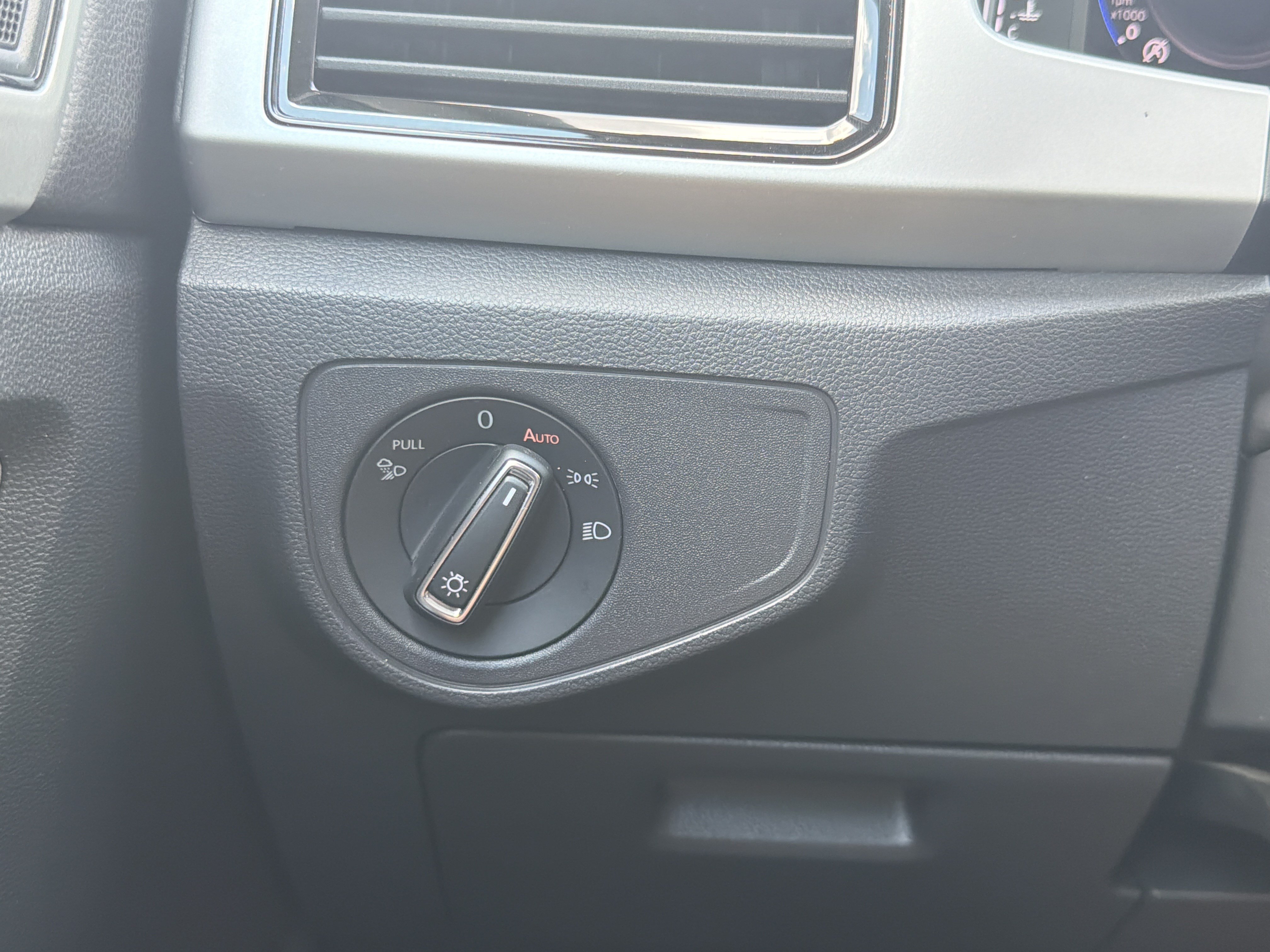 Used 2022 Volkswagen Atlas SE FWD image 12