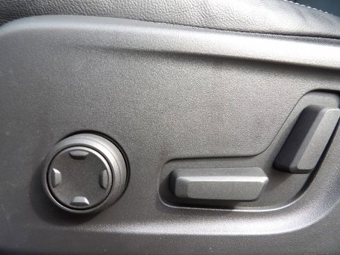 Certified 2023 Volvo XC40 B4 Plus w/ Protection Package Premier image 16