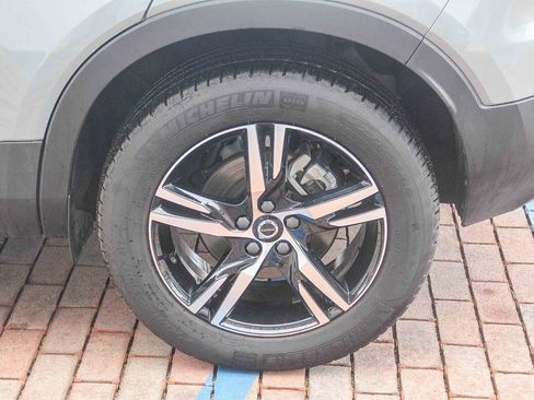 Used 2025 Volvo XC40 B5 Core image 7