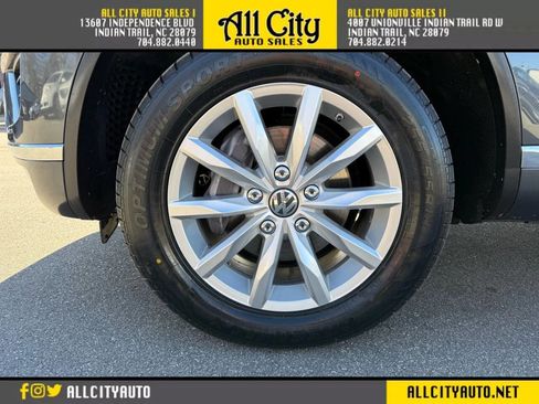 Used 2016 Volkswagen Touareg Sport image 32