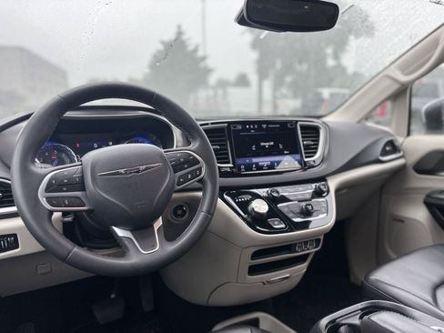 Used 2023 Chrysler Pacifica Touring-L FWD image 22