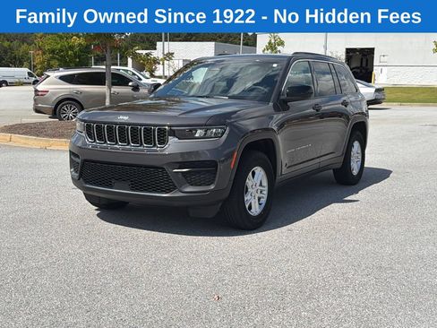 Used 2025 Jeep Grand Cherokee Laredo w/ Trailer Tow Package AWD/4WD image 3