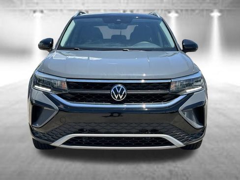 Used 2024 Volkswagen Taos SE w/ Panoramic Sunroof Package FWD image 8
