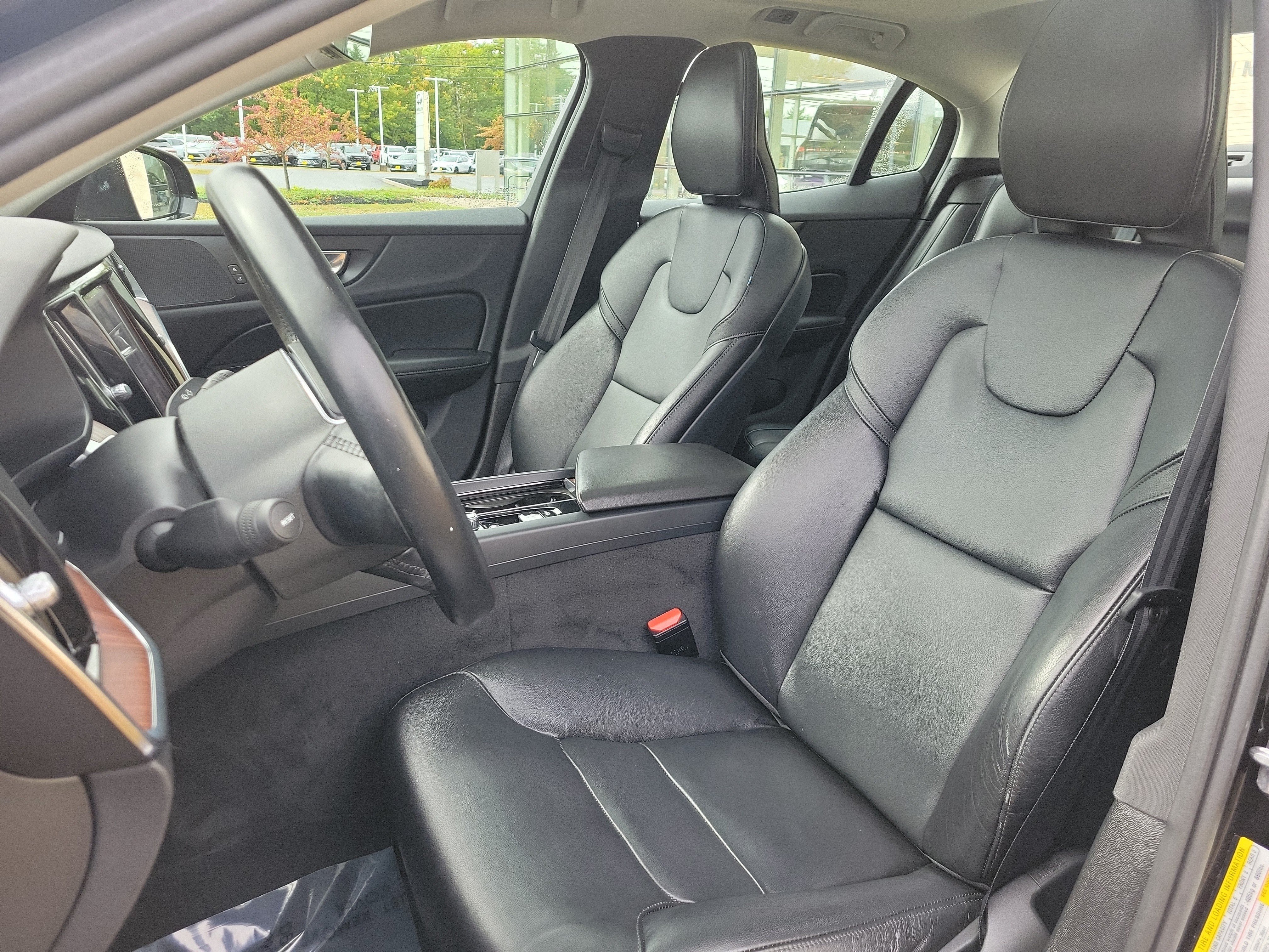 Used 2021 Volvo S60 T5 Momentum w/ Premium Package FWD image 4