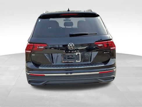Used 2024 Volkswagen Tiguan SE w/ Panoramic Sunroof Package image 5