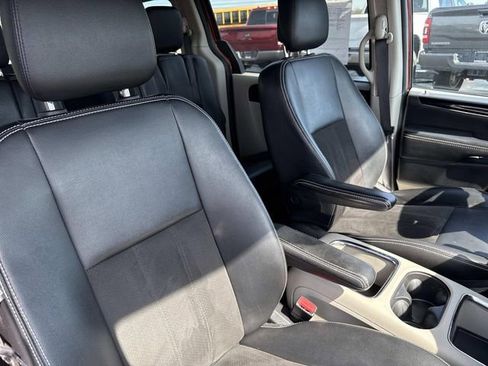 Used 2019 Dodge Grand Caravan SXT w/ Rear Park Assist Package FWD image 29