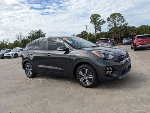 Certified 2022 Kia Niro EX image 3