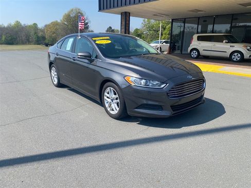 Used 2016 Ford Fusion SE FWD image 1