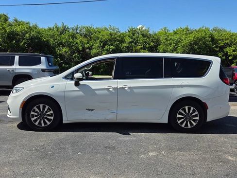 Used 2023 Chrysler Pacifica Touring-L FWD image 4
