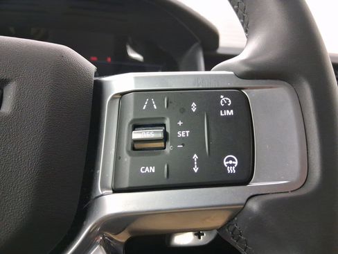 New 2025 Land Rover Discovery Dynamic SE image 16