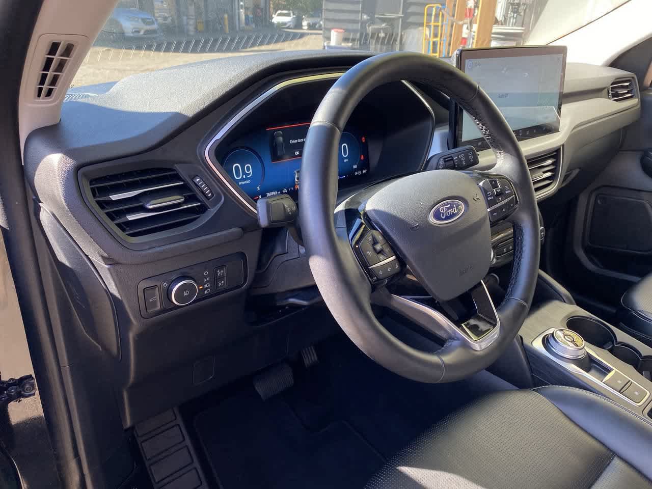 Used 2025 Ford Escape Platinum AWD/4WD image 2