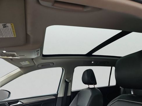 Used 2022 Volkswagen Tiguan SE w/ Panoramic Sunroof Package AWD/4WD image 15