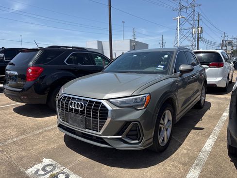 Used 2020 Audi Q3 2.0T Premium w/ Convenience Package AWD/4WD image 4