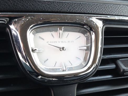 Used 2015 Chrysler Town & Country Limited Platinum image 26