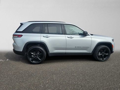 Used 2023 Jeep Grand Cherokee Altitude RWD image 2
