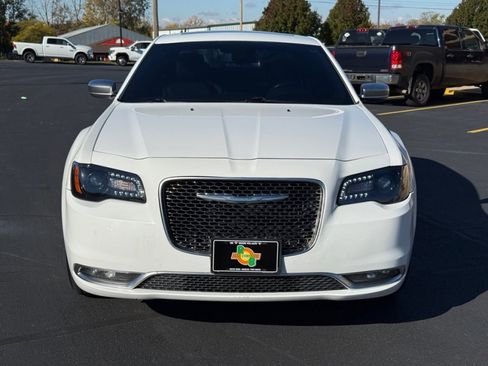 Used 2017 Chrysler 300 C Platinum image 3