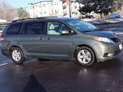 Used 2014 Toyota Sienna LE image 2