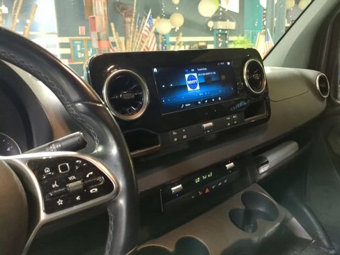 Used 2022 Mercedes-Benz Sprinter 2500 image 14