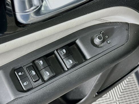 Used 2025 Jeep Compass Limited image 15