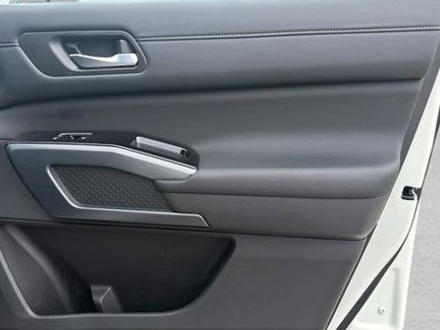 Used 2024 Nissan Pathfinder SL image 11