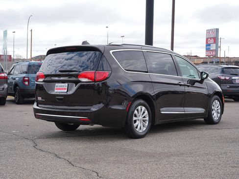 Used 2019 Chrysler Pacifica Touring-L image 3