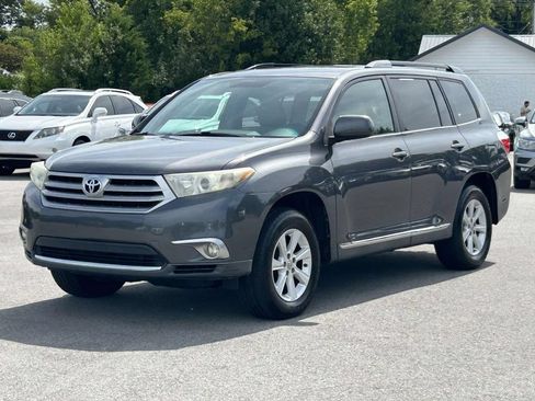 Used 2011 Toyota Highlander SE w/ Tow Pkg AWD/4WD image 3