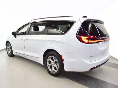 Used 2023 Chrysler Pacifica Limited FWD image 5