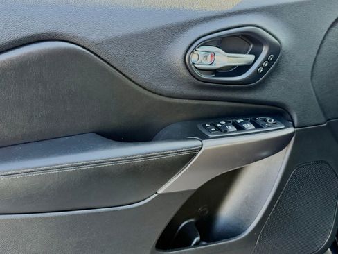 Used 2019 Jeep Cherokee Limited w/ Technology Group FWD image 21