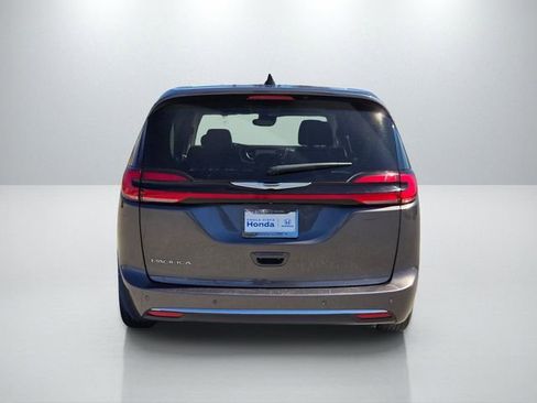 Used 2023 Chrysler Pacifica Touring-L image 5