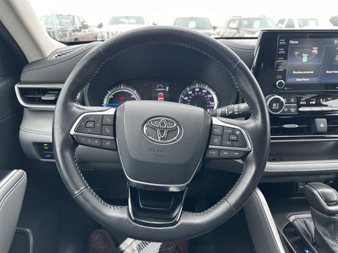 Used 2021 Toyota Highlander LE image 42