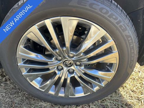 Used 2024 Toyota Venza XLE image 11