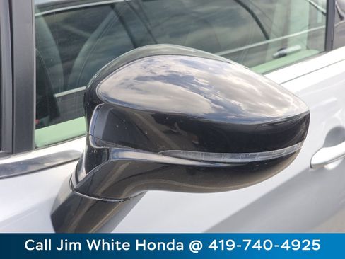 Used 2024 Chrysler Pacifica Touring-L FWD image 11