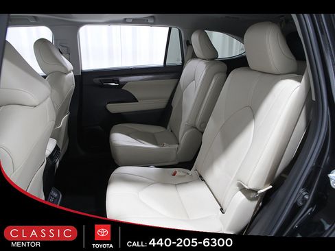 Certified 2024 Toyota Highlander Limited AWD/4WD image 19