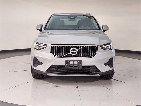 Used 2025 Volvo XC40 B5 Core image 9