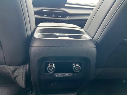 Used 2025 Buick Enclave Preferred AWD/4WD image 16