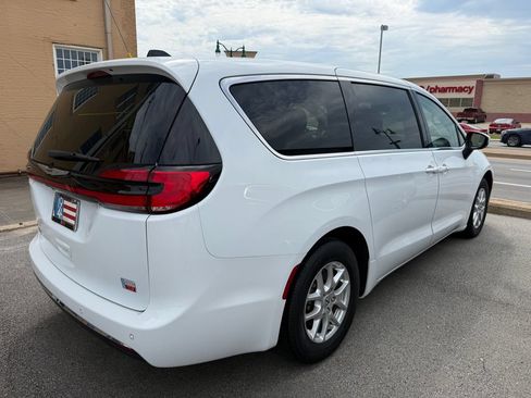 Used 2023 Chrysler Pacifica Touring-L FWD image 5