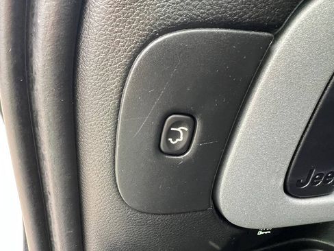 Used 2018 Jeep Cherokee Limited AWD/4WD image 22