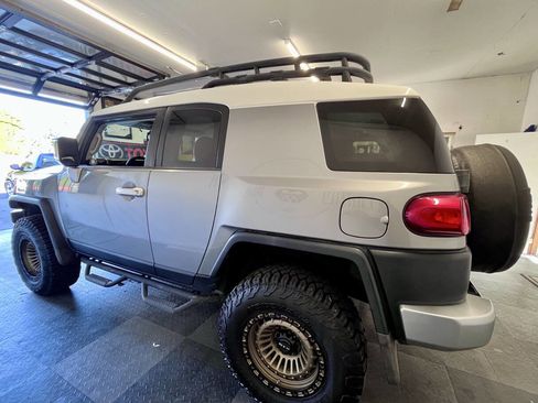 Used 2010 Toyota FJ Cruiser Base 4x4 4dr SUV 5A image 7
