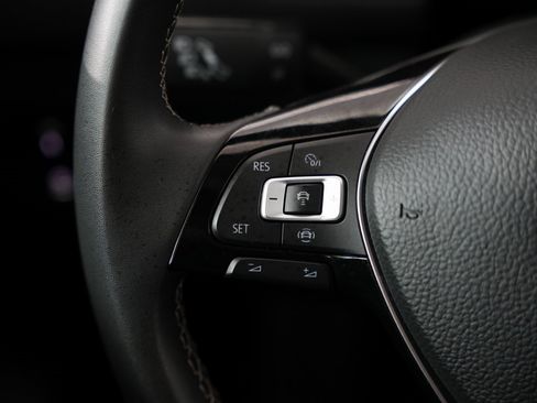 Used 2021 Volkswagen Tiguan SE w/ Panoramic Sunroof Package image 12