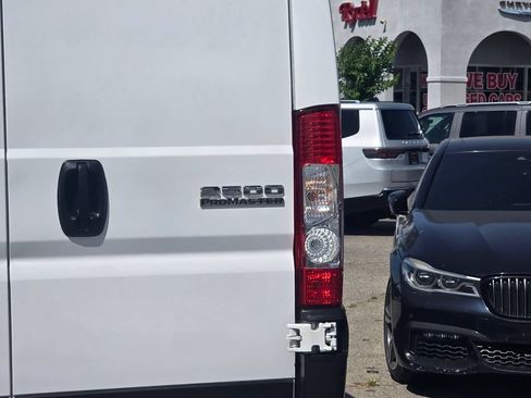 Used 2025 RAM ProMaster 2500 w/ Convenience Group FWD image 8