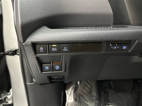 Certified 2023 Toyota Sienna XSE image 28